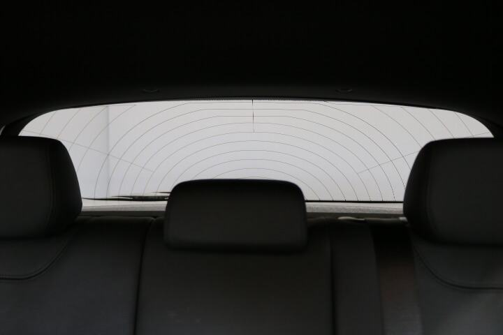 平成29年BMW1シリーズのカーフィルム施工前内側のリアガラス
